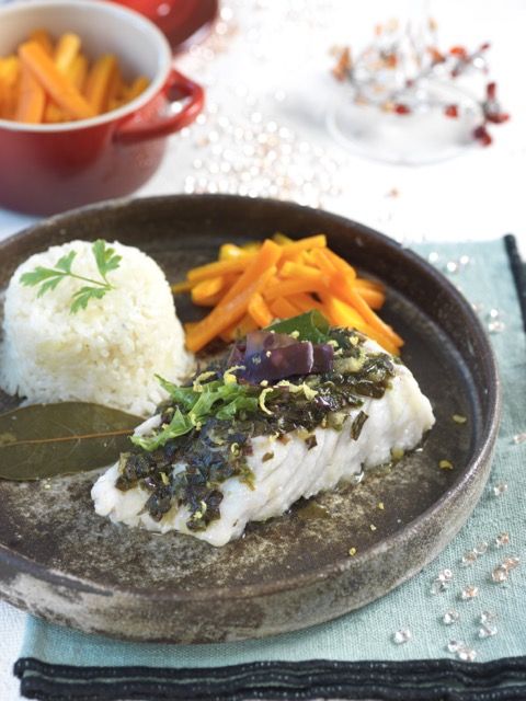 Cabillaud au tartare d'algues, riz pilaf et carottes glacées